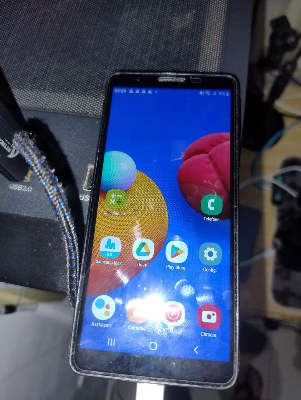 Celular Samsung Galaxy A01 Core em estado perfeito com capa cinza e película 3D nova