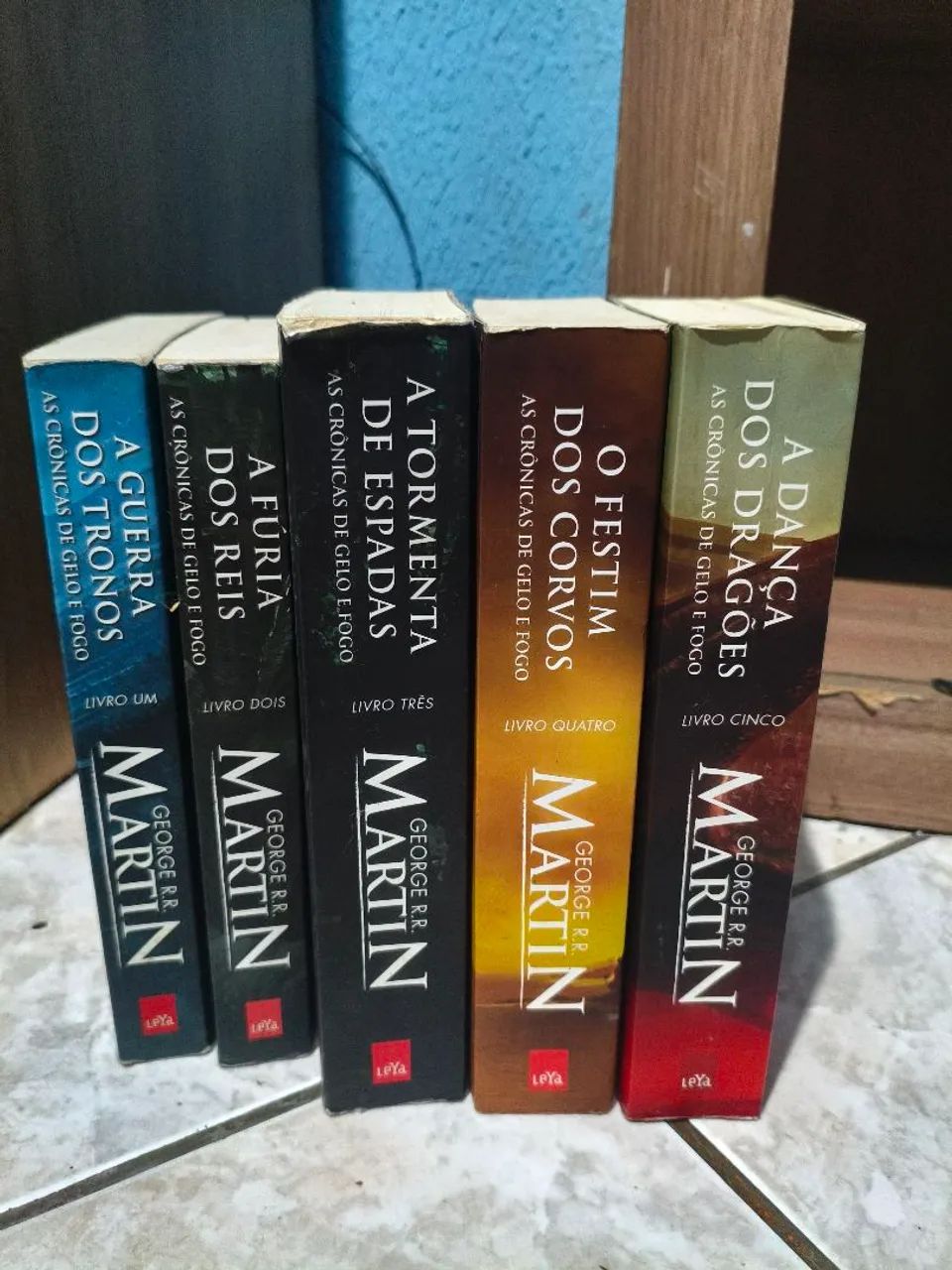 5 volumes R .R Martín As Crônicas de Gelo e fogo 