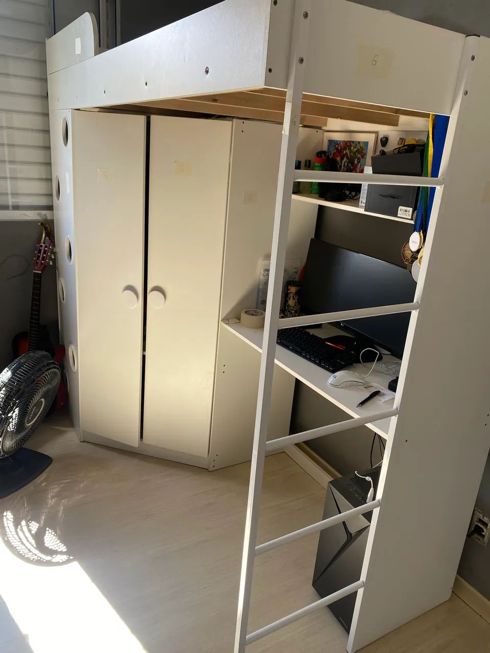 Guarda roupa com cama e mesa de estudo - Foto 2