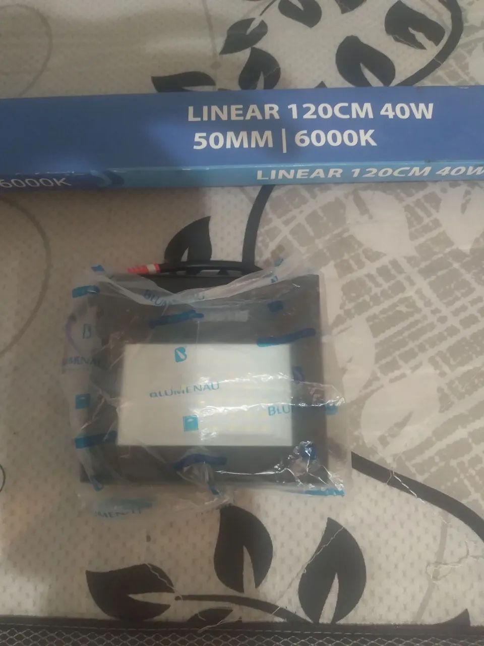 Vendo refletor na caixa e uma régua luminaria