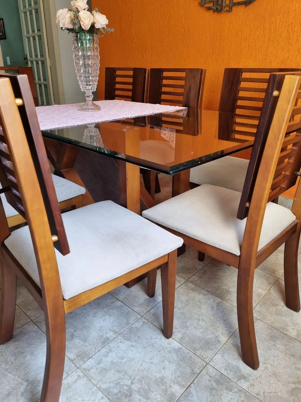 Mesa de vidro com pés de madeira - 8 lugares - Foto 4