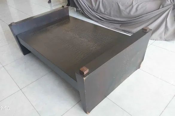 Mesa de centro em madeira maciça trabalhada. - Foto 2
