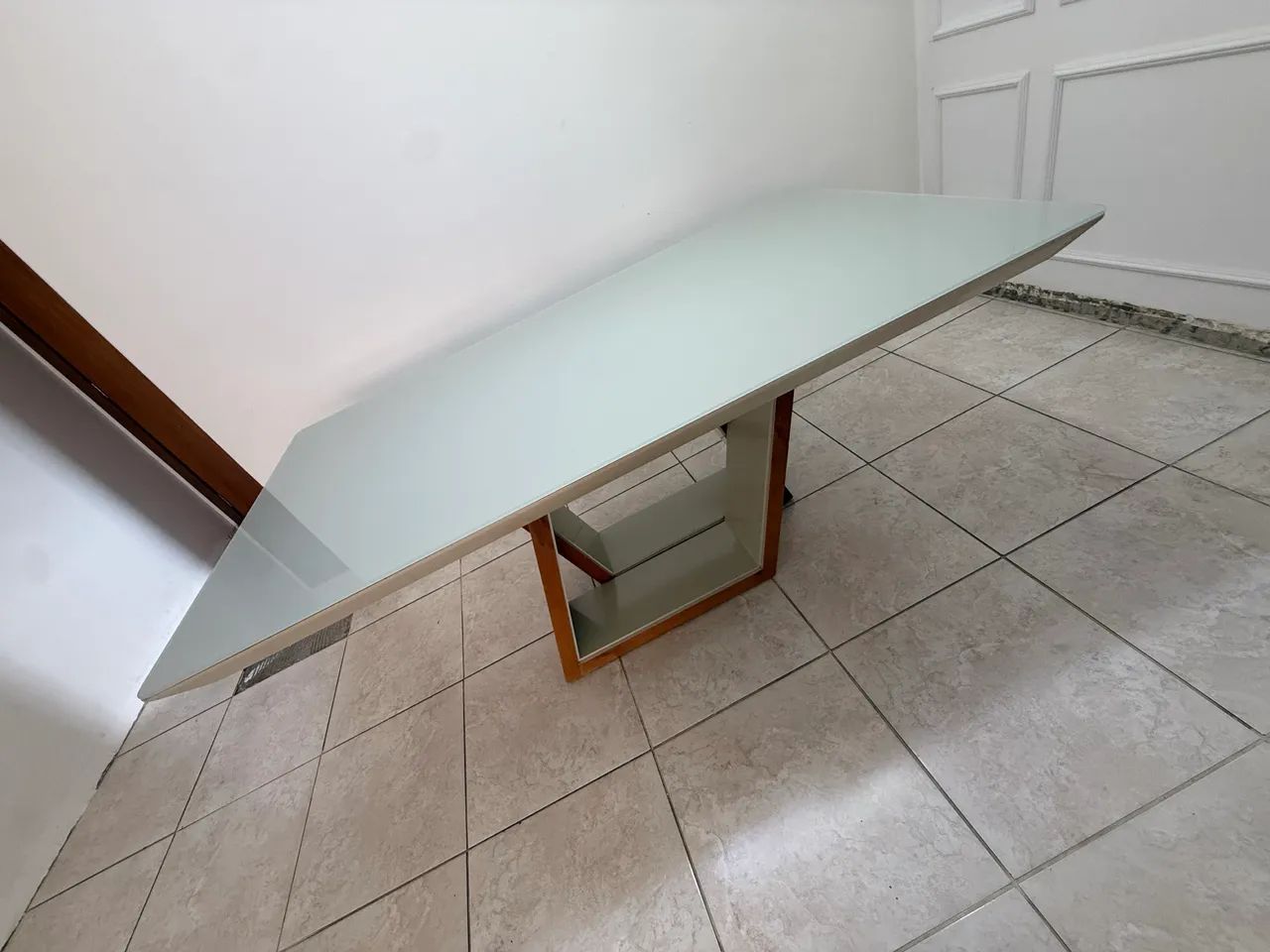 Mesa de madeira com tampo de vidro 