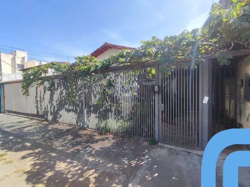 Casa de 4 quartos com suíte e com piscina no Jd. América