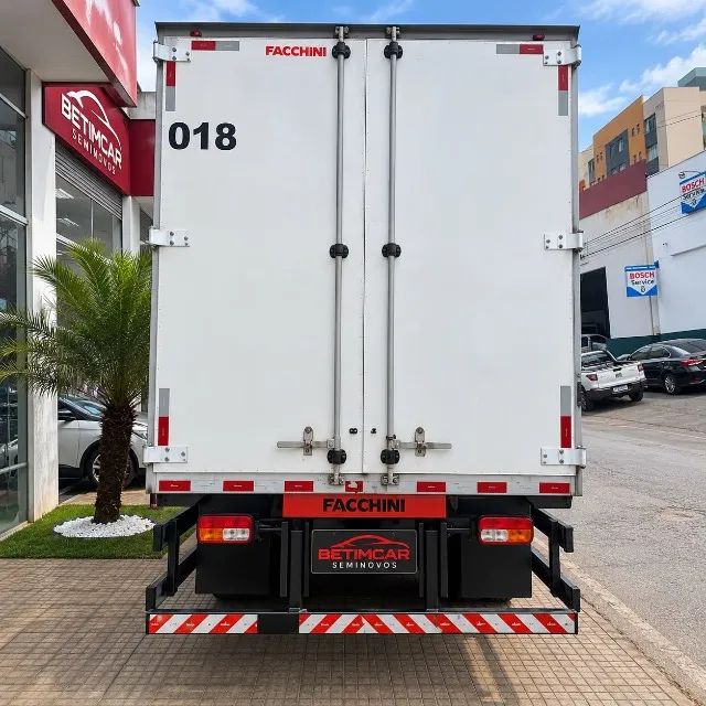 VW 17190 Constellation 2023 Branco  - Foto 4