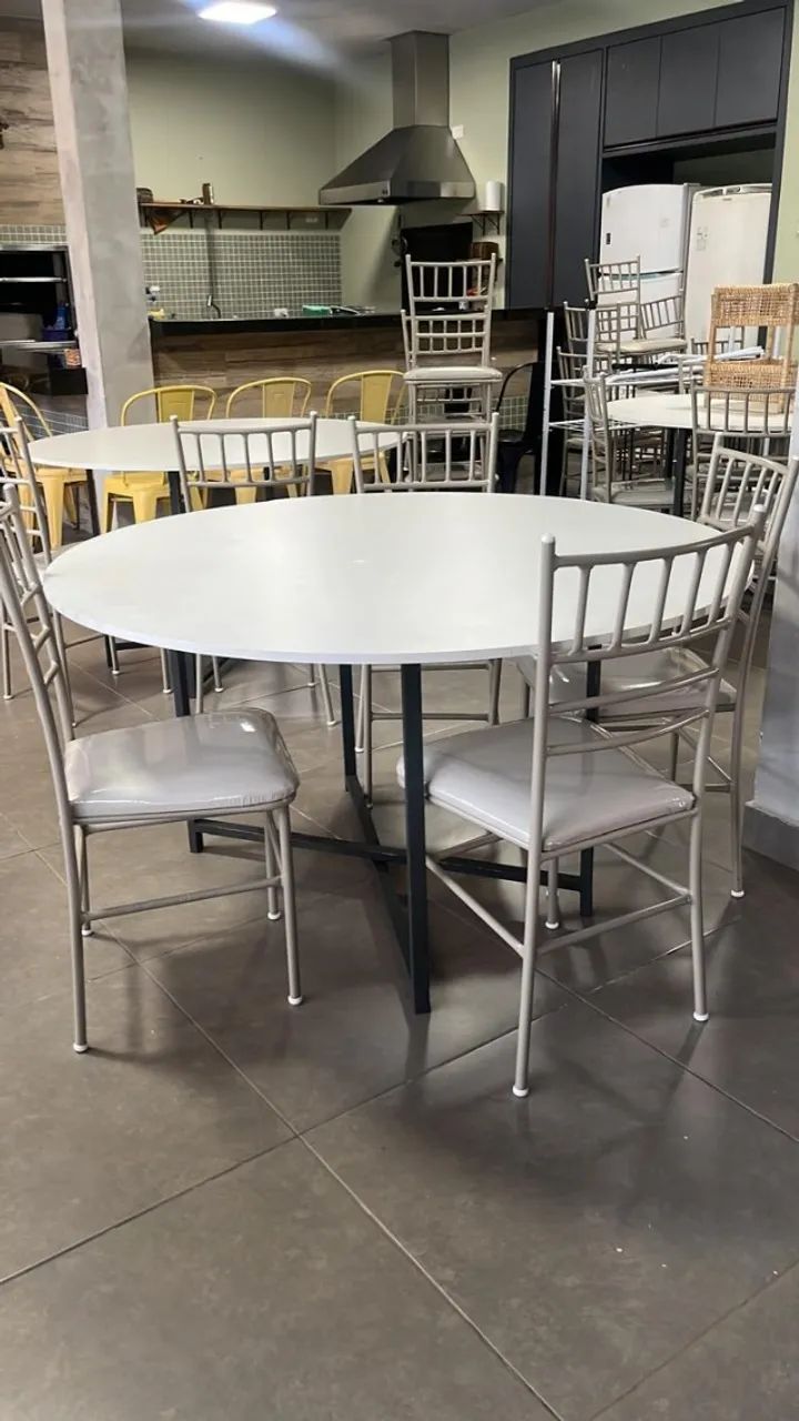 Vende-se conjunto de 6 mesas com 48 cadeiras para evento - Foto 2