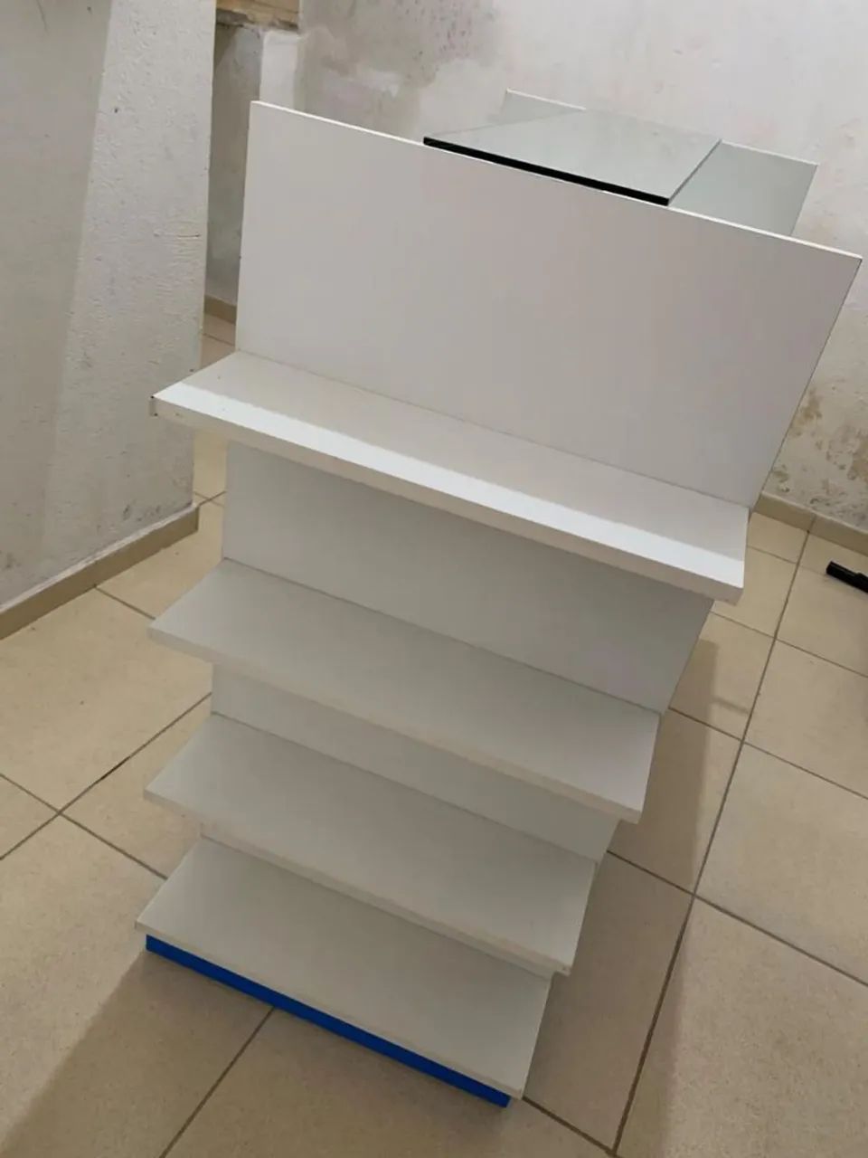 Ilha de MDF e Vidro para Loja
