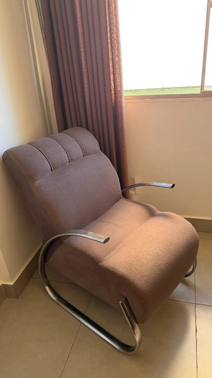 Par de poltronas retrô com base cromada e estofado suede - Foto 3