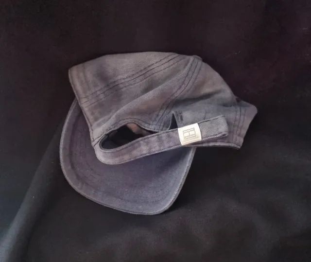Bone em tecido cinza chumbo com detalhes branco e vermelho tommy hilfiger - Foto 3