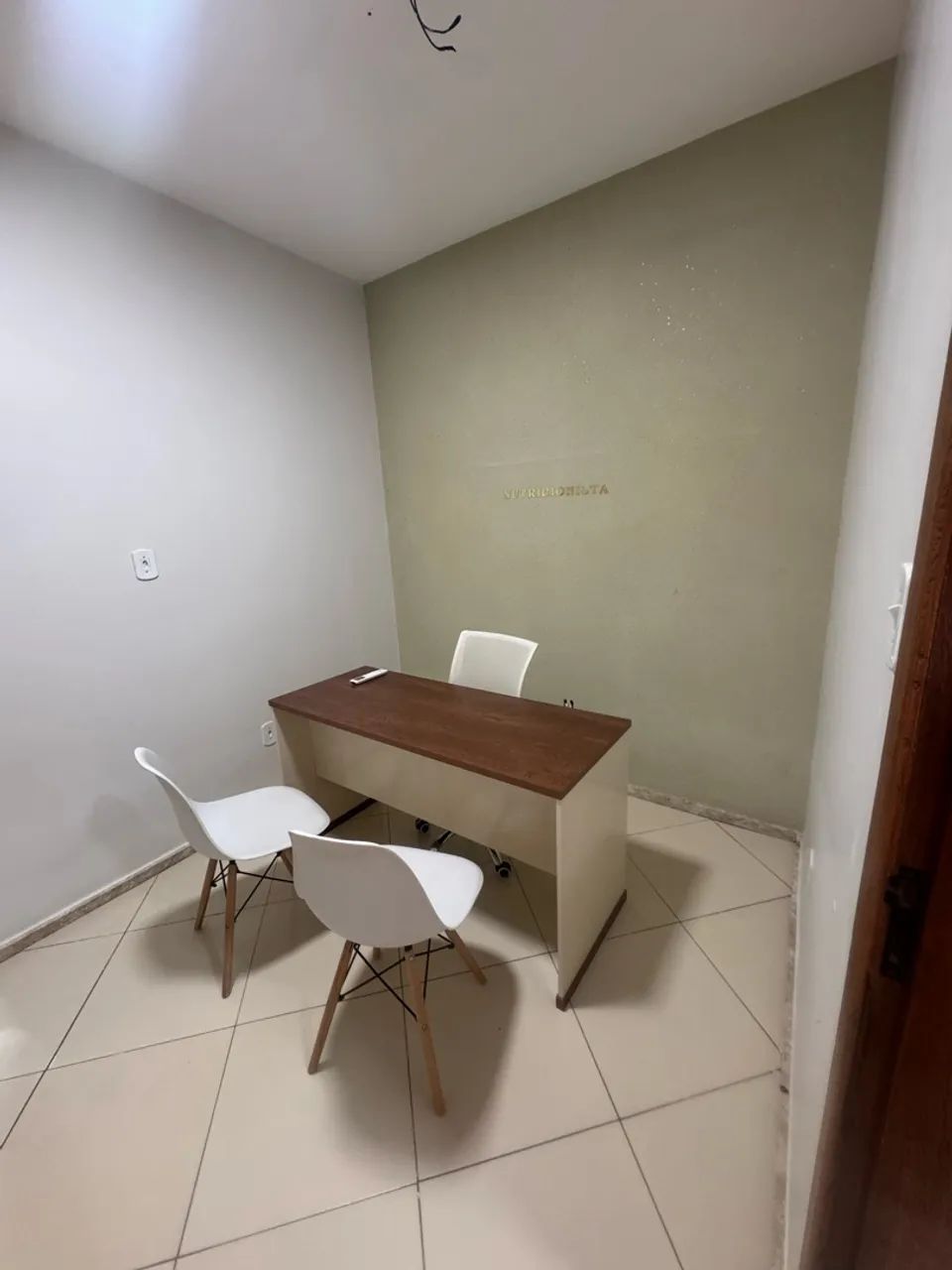 Mesa, cadeiras e armário de escritório  - Foto 2