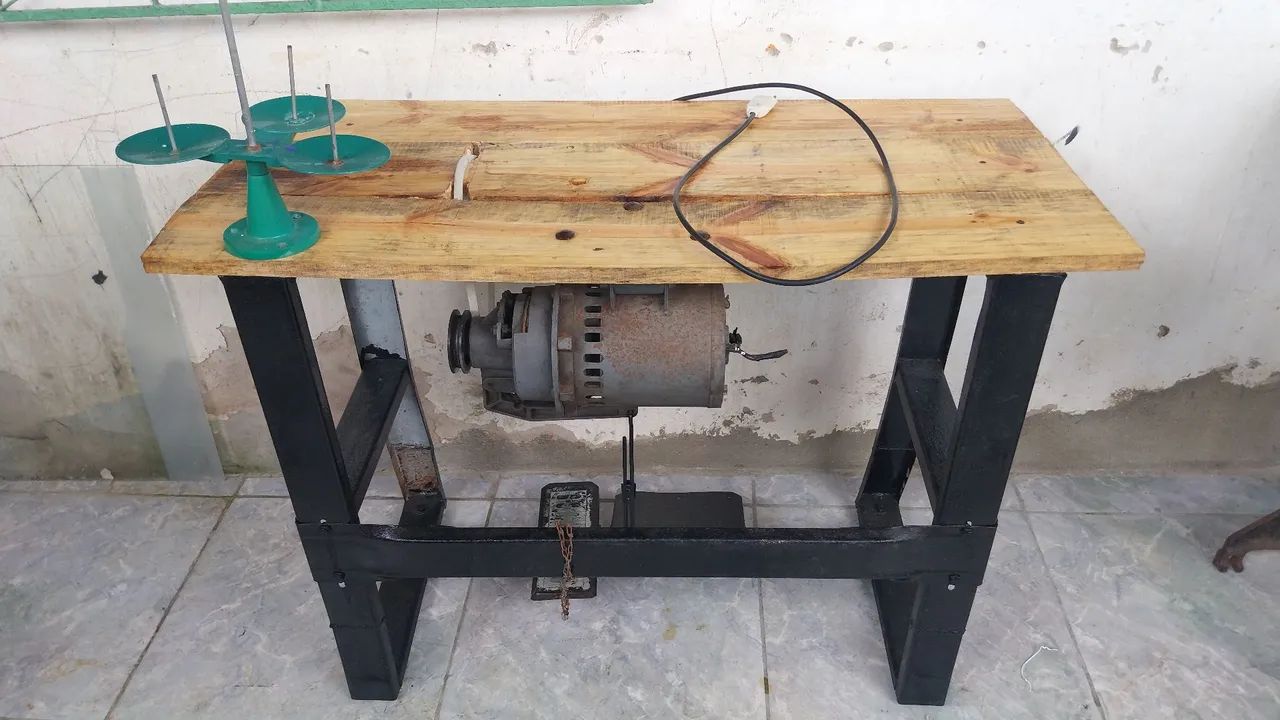 Mesa com motor pra maquina overlock