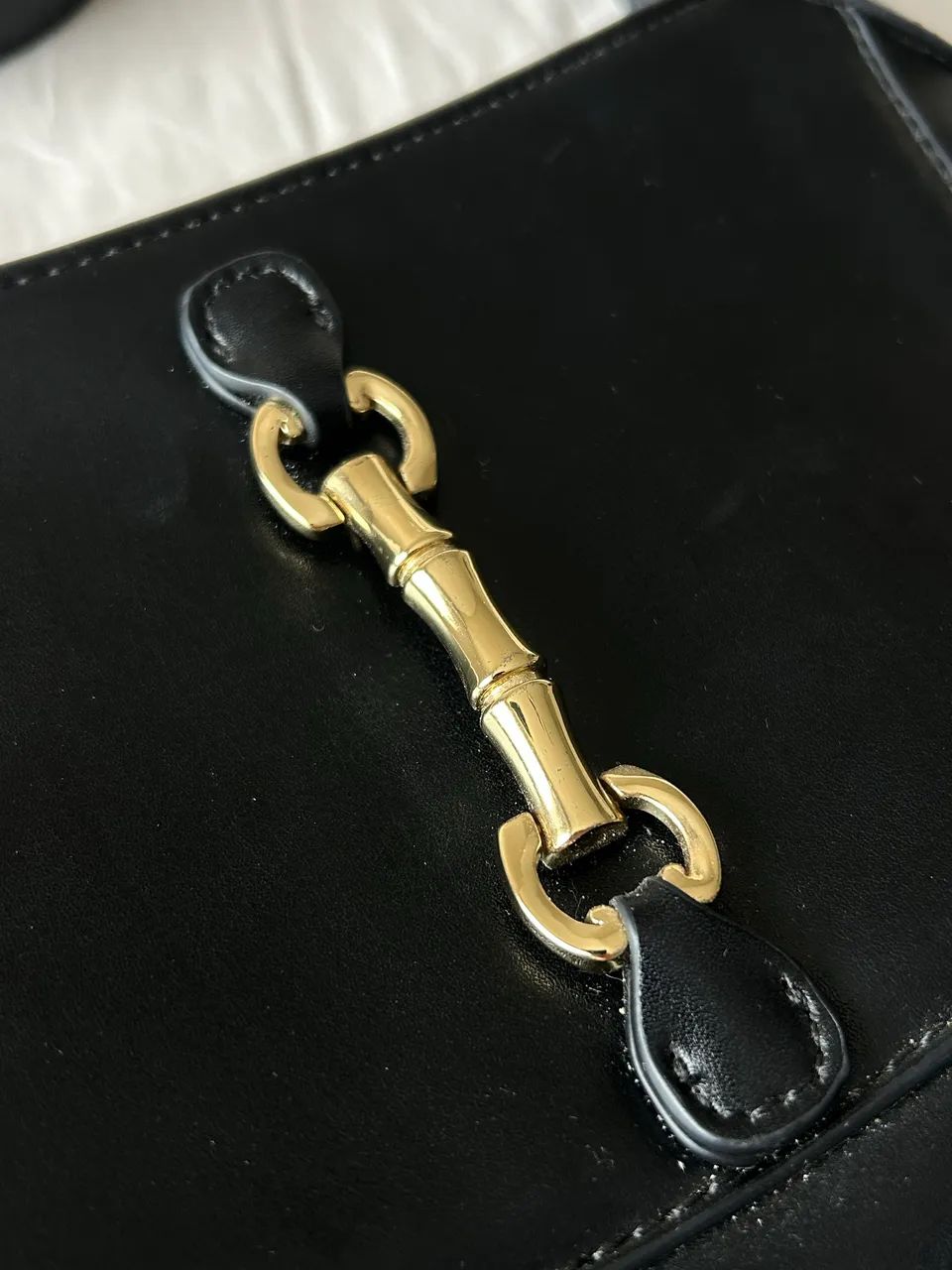 Bolsa de ombro preta com detalhe dourado  - Foto 3