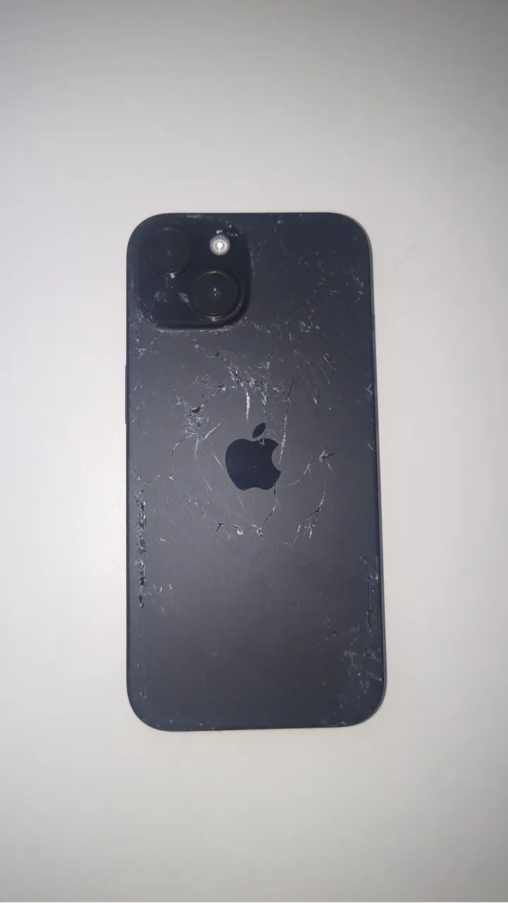 iPhone 15 (com carregador e capinha) 