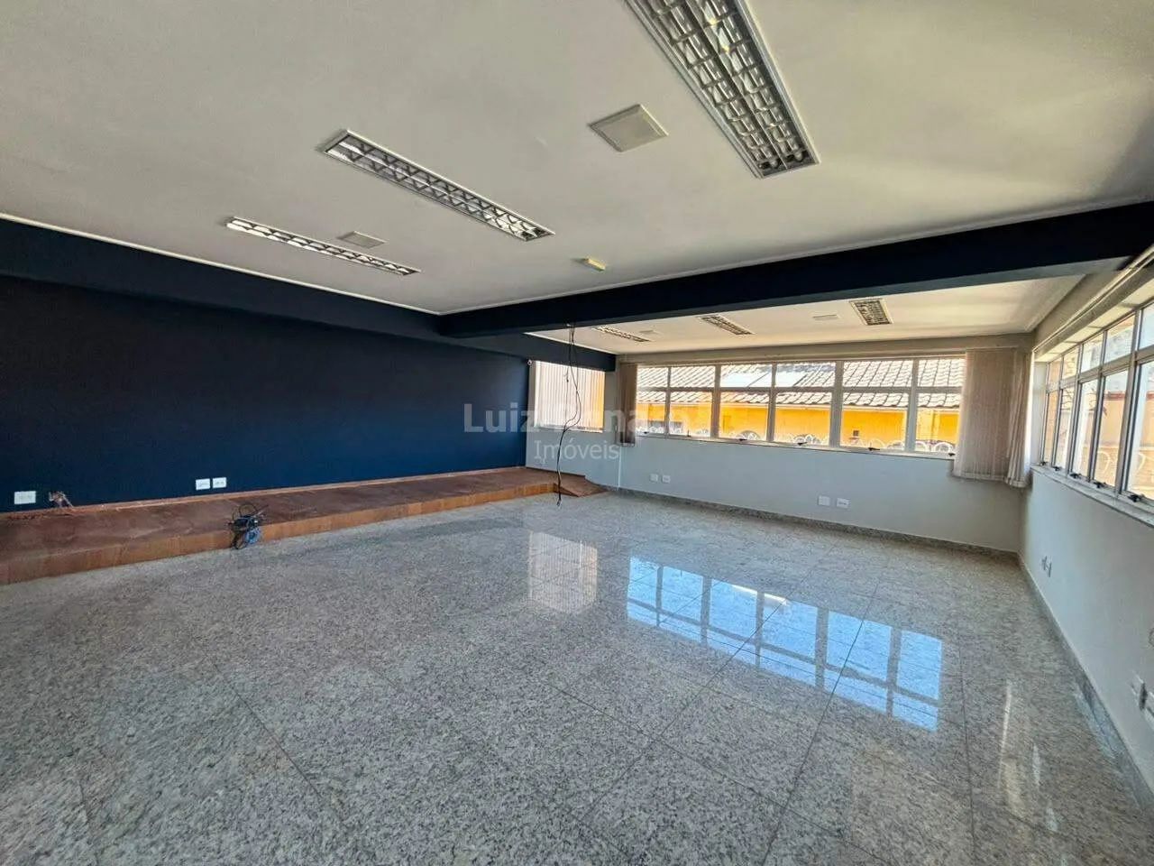 Prédio Comercial com 3 andares e 6 banheiros para alugar com 360m²