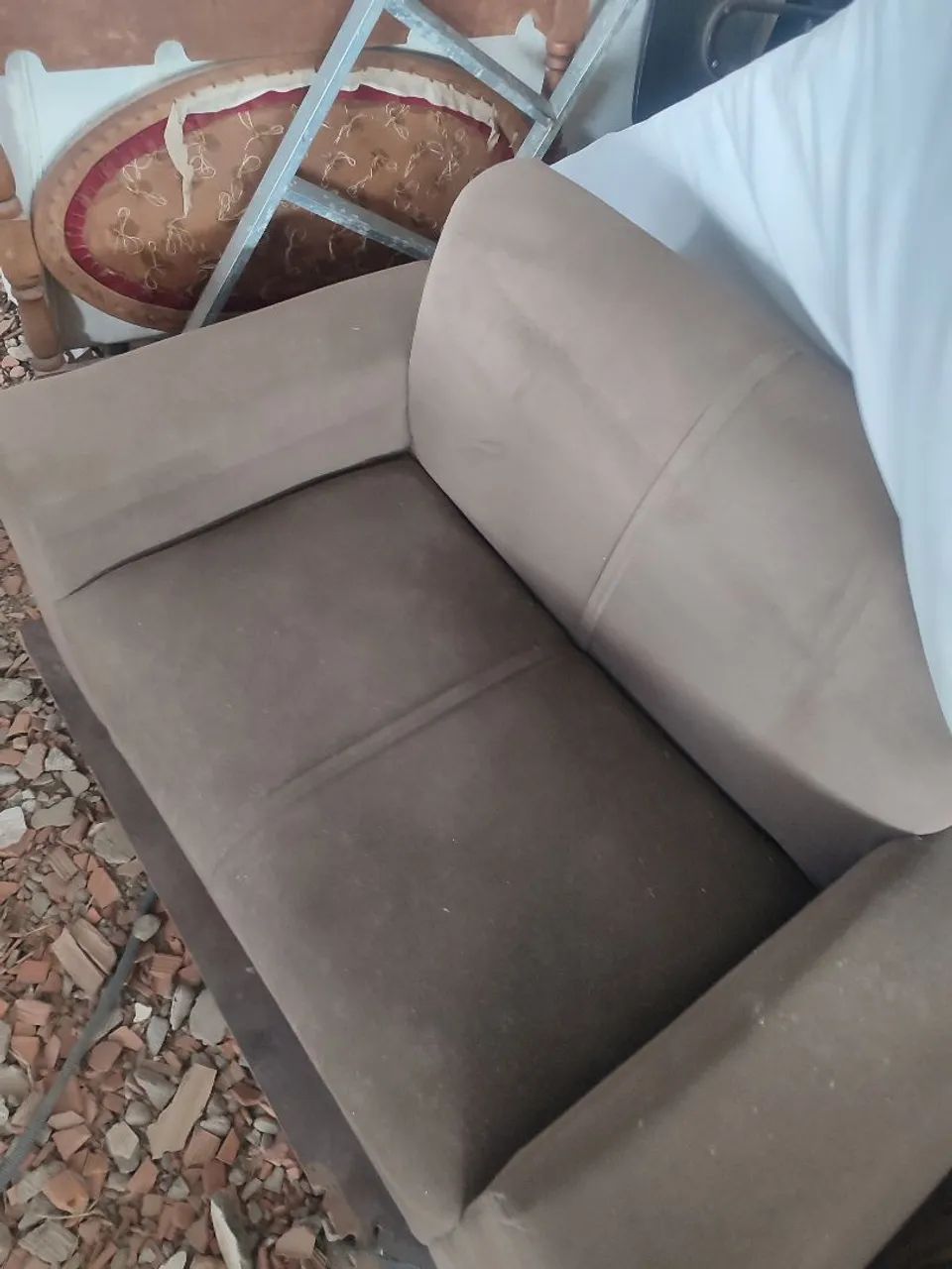 Sofá de dois lugares marrom