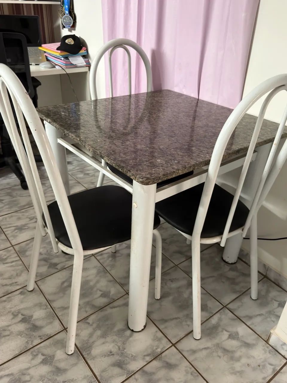 Mesa com 4 cadeiras 