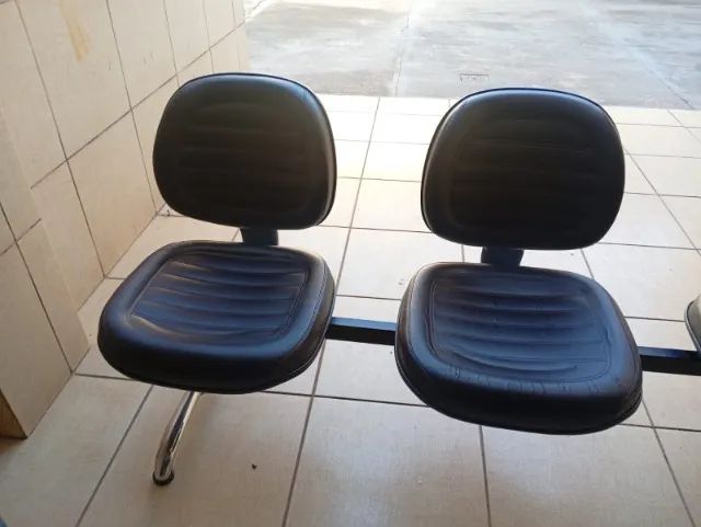 2 Longarinas de 3 lugares estofadas - 6 assentos - ótimo estado - Foto 4