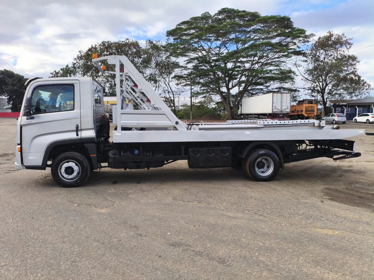 VW 11-180 com plataforma 