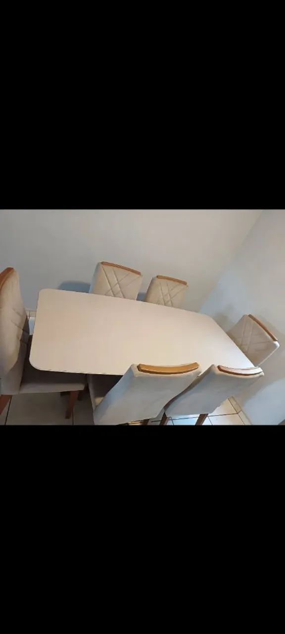Vendo uma messa com 6 cadeira ? de vidro 