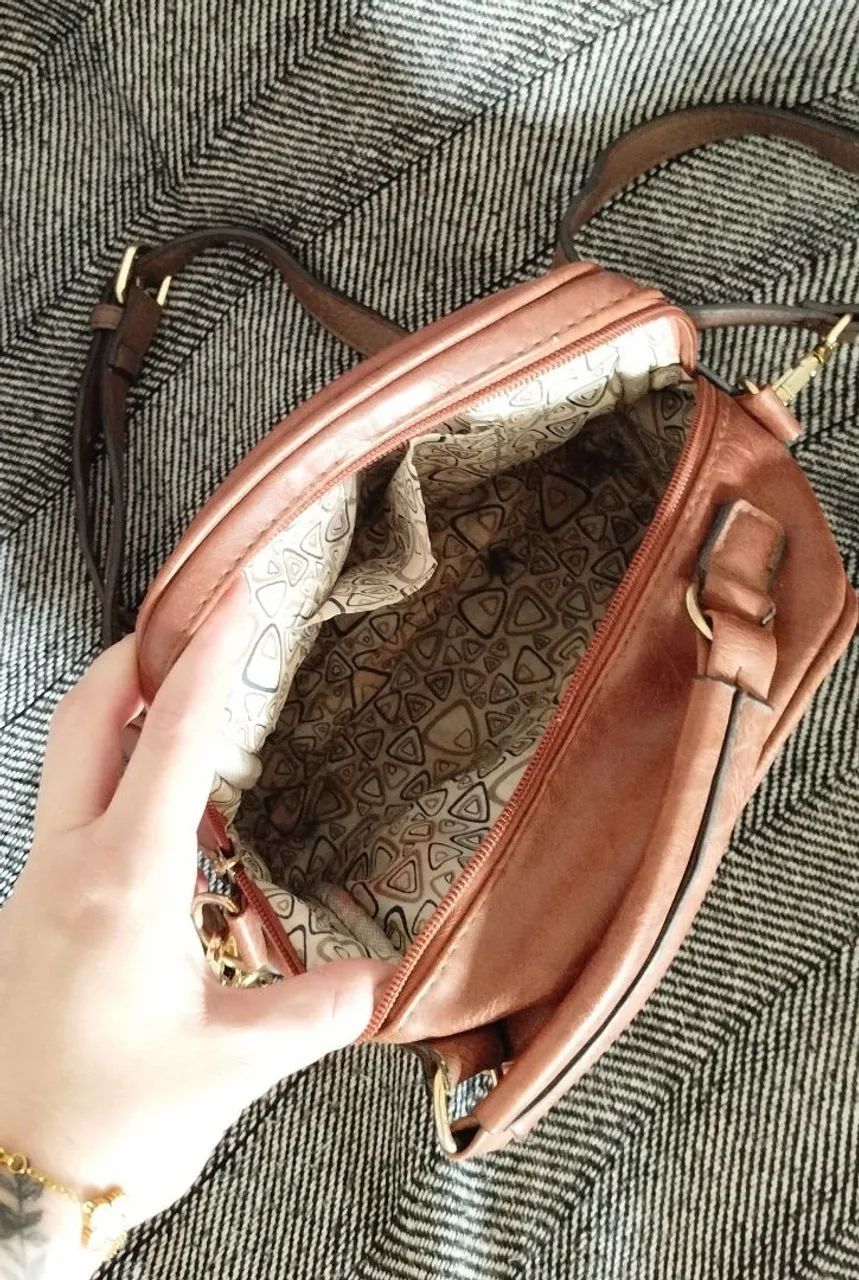 Bolsa marrom caramelo transversal  - Foto 4