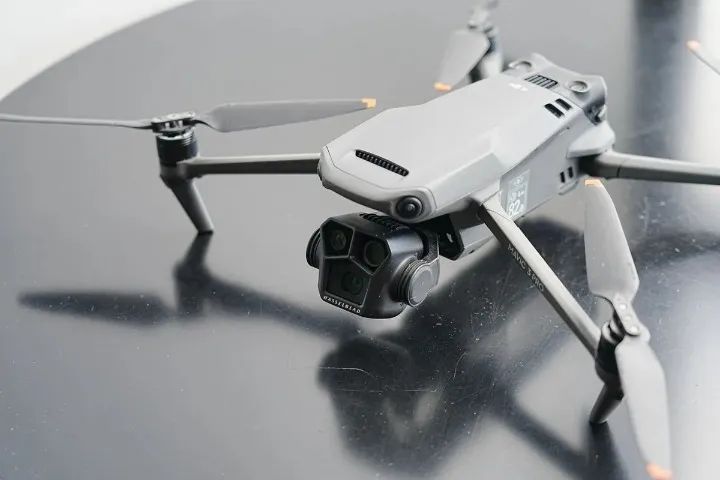 Drone DJI Mavic 3 Pro Fly More Combo 5.1K com 3 Baterias