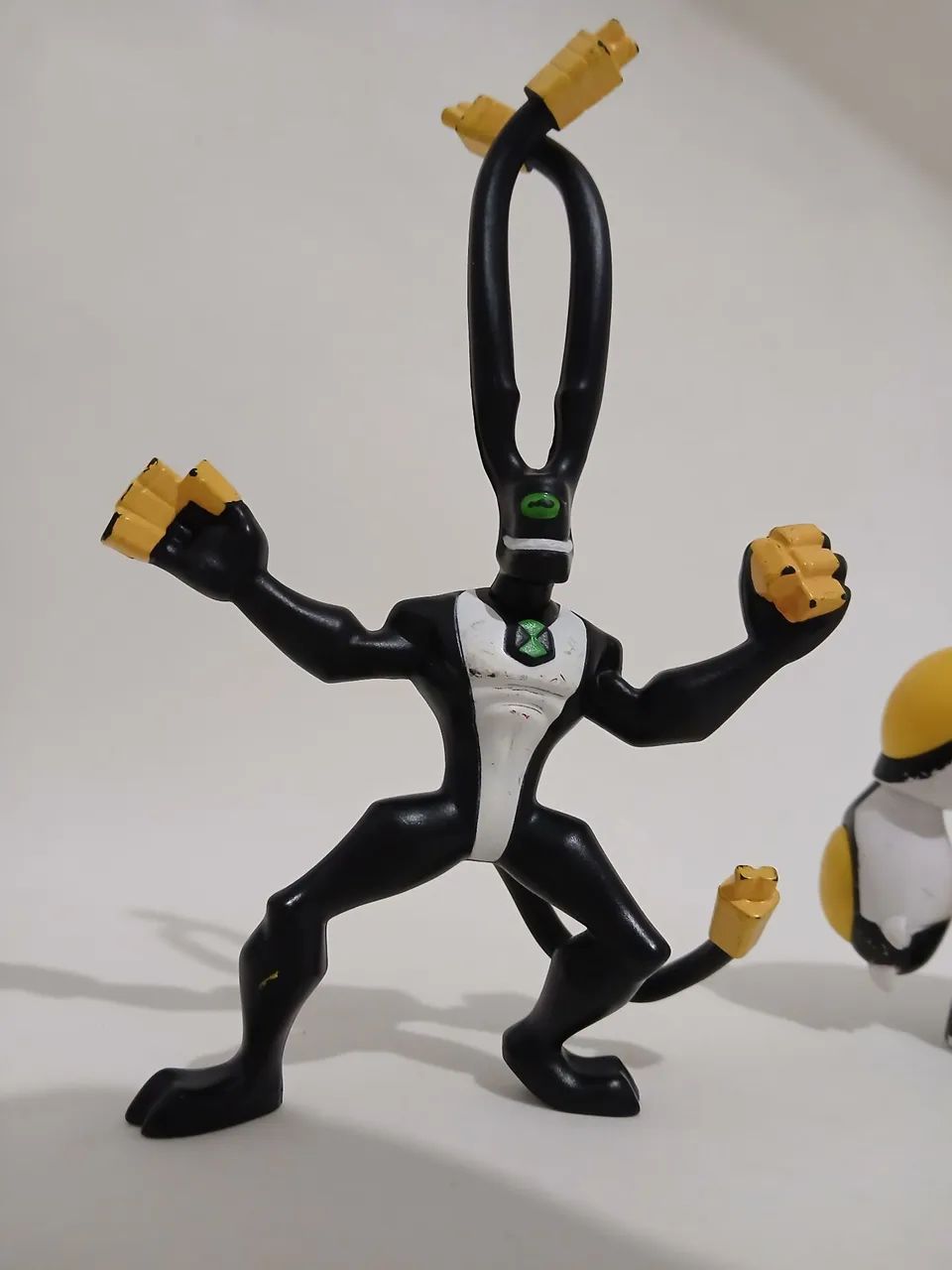 Miniaturas Colecionáveis Ben 10 Bala canhão e Alien X - Foto 3