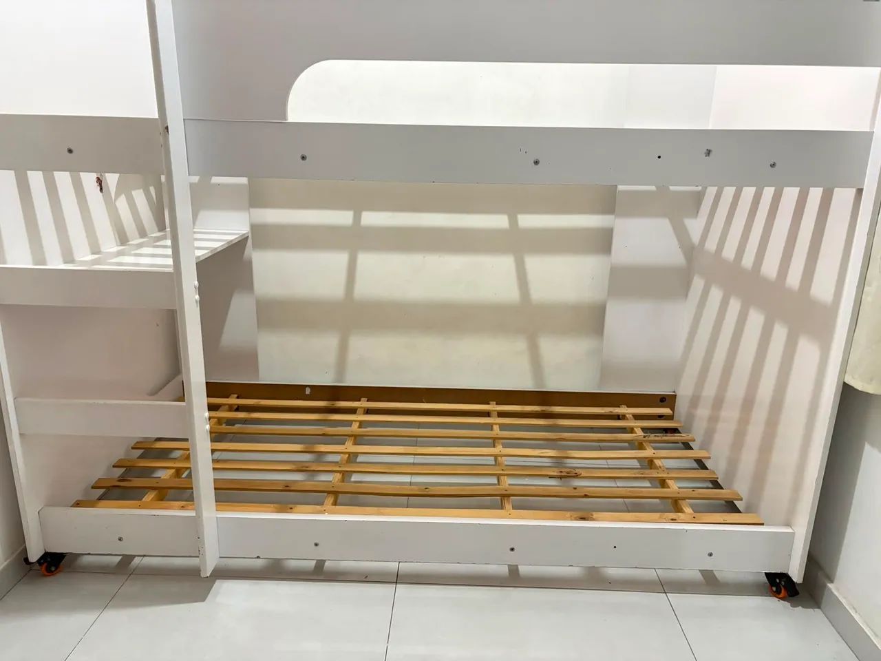 100% MDF, robusta, escada lateral, com rodinhas com trava, inteira e pronta para uso. - Foto 2