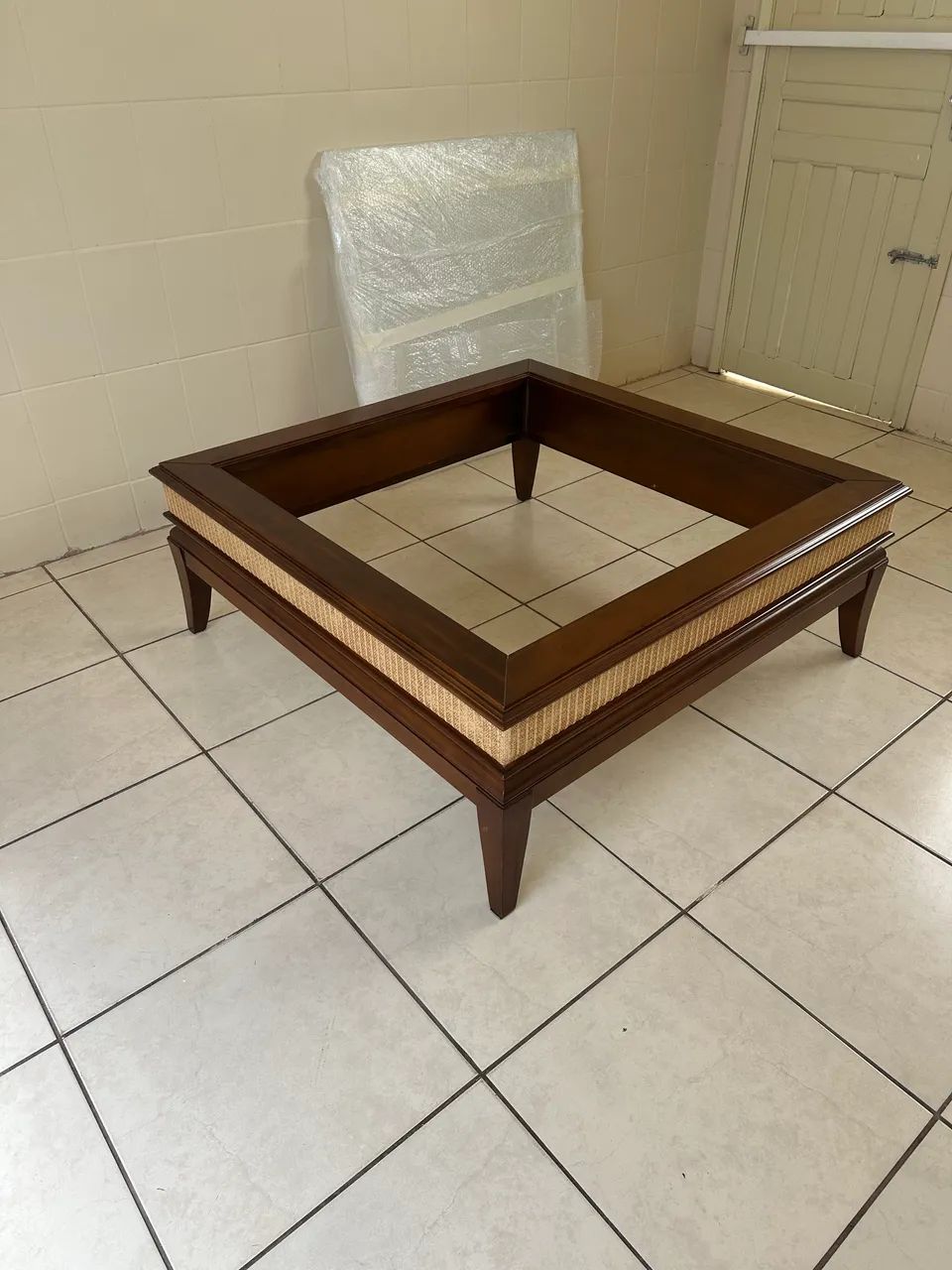 Mesa de centro com tampo de vidro 1,20 x 1,20