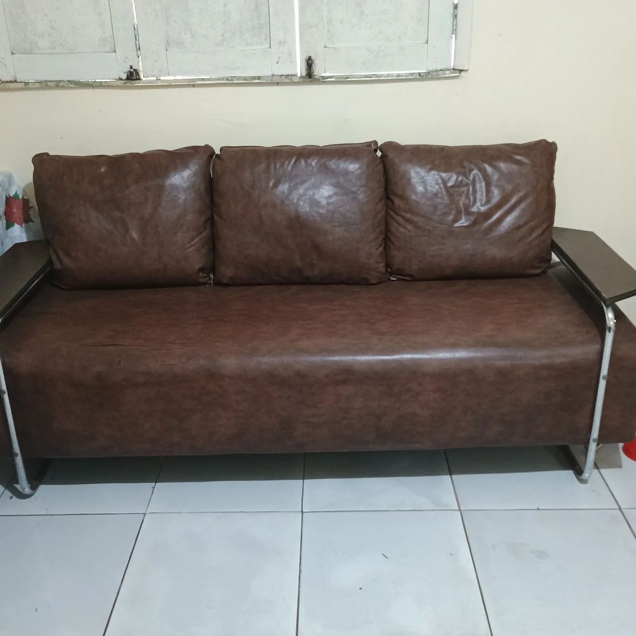 Lindo sofá estiloso e elegante couro sintético. - Foto 2