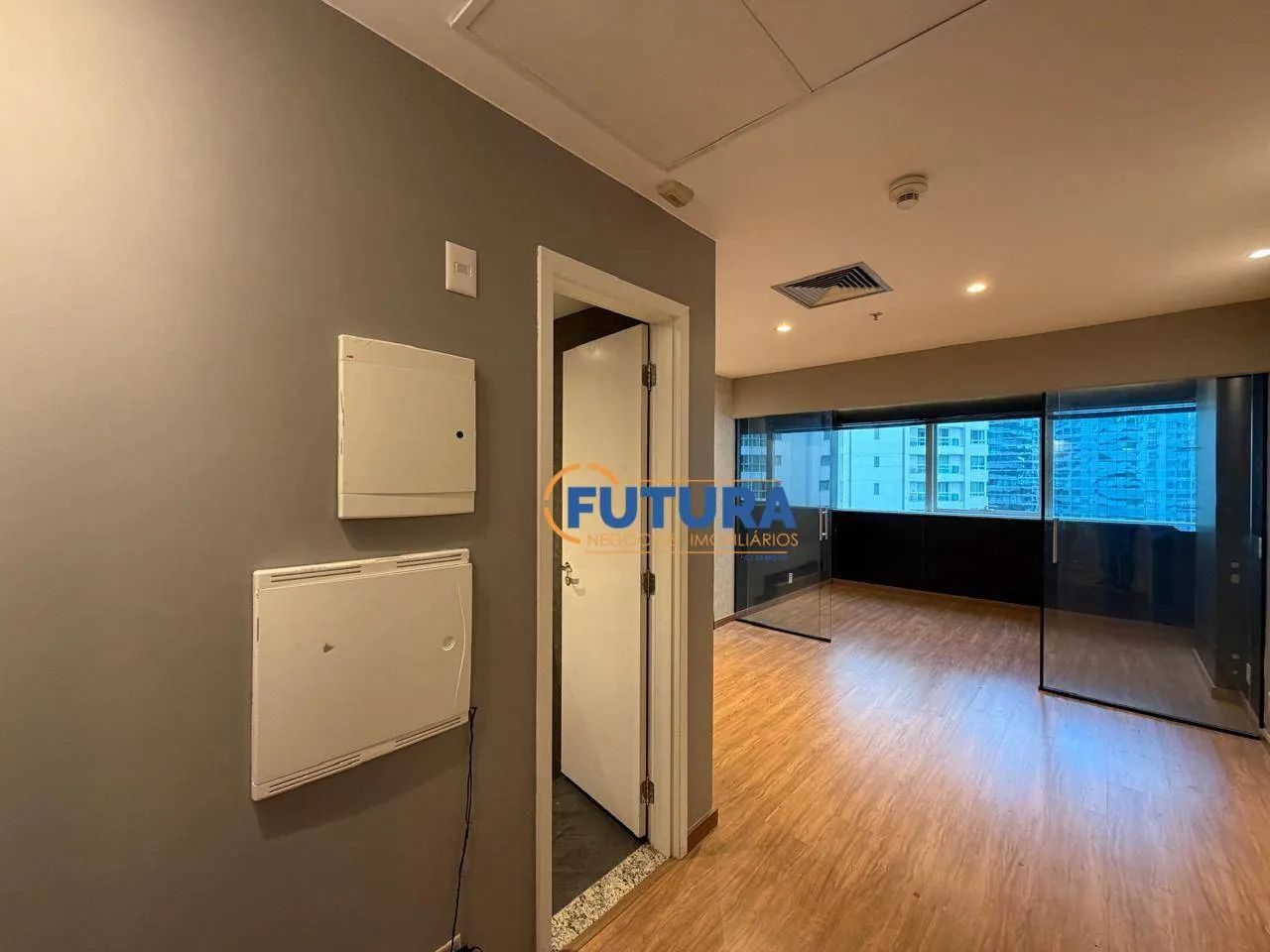Excelente Sala Comercial com 28m², 7º andar - Ed Le Quartier Hotel e Bureau