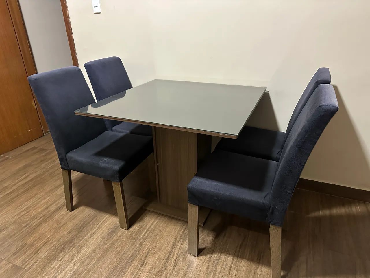 Mesa com 4 cadeiras