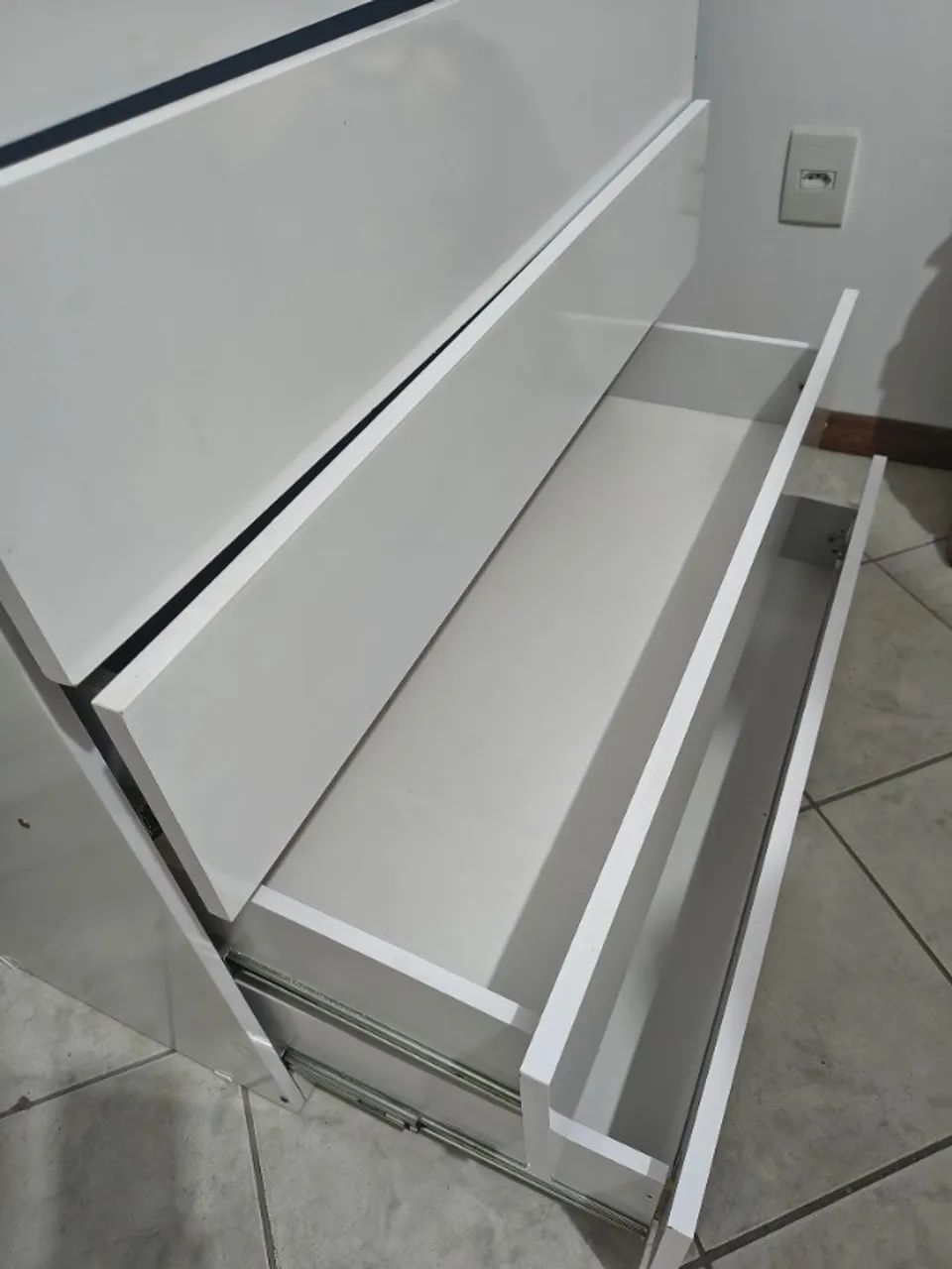 Cômoda branca com 5 gavetas  - Foto 5