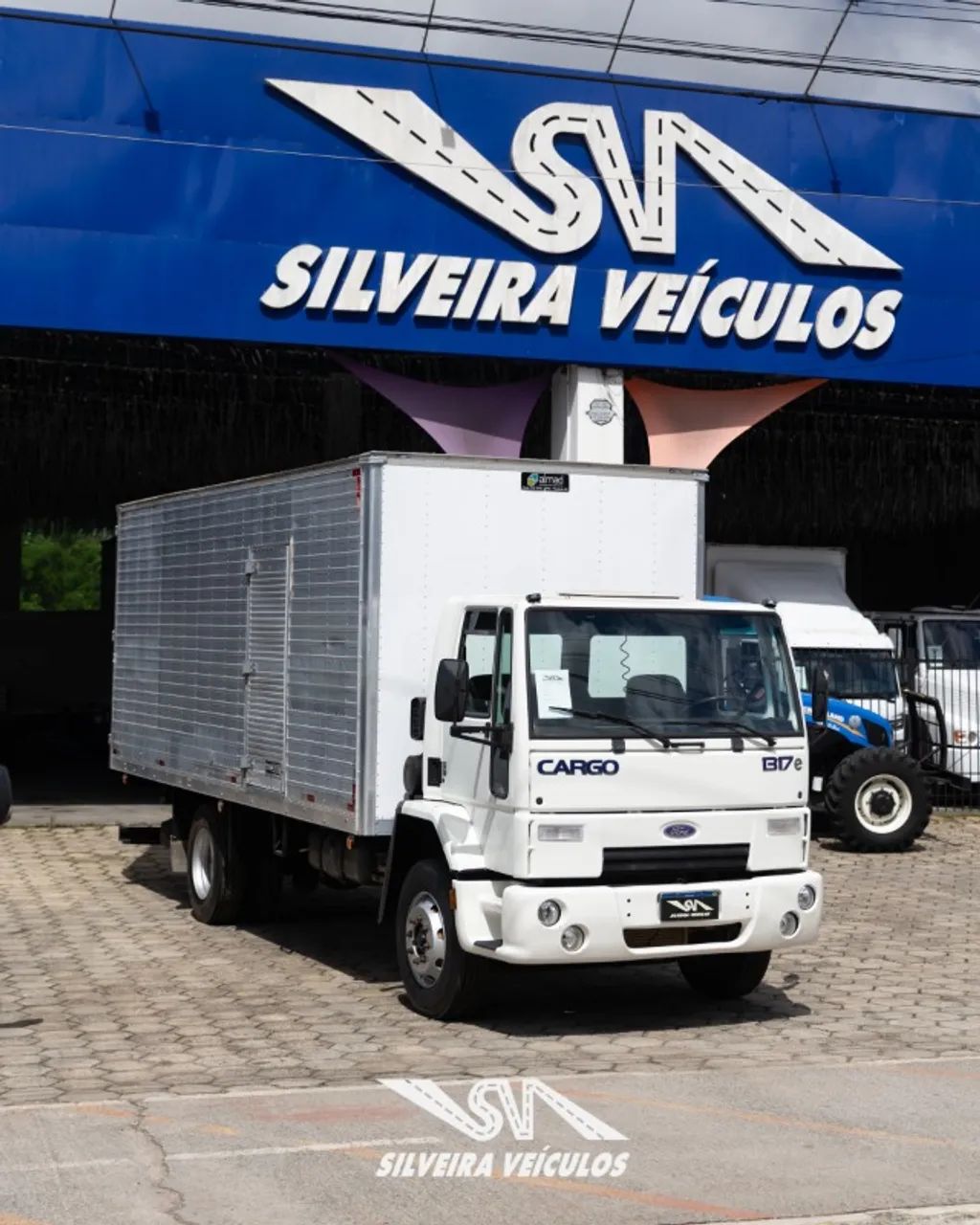Ford Cargo 1317 - Ano: 2008 - Baú