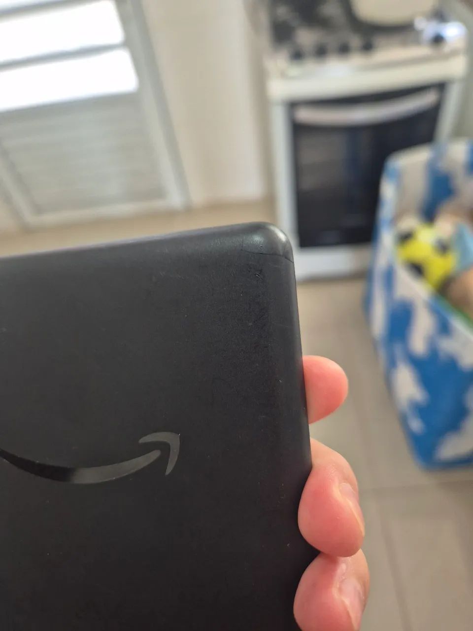 Kindle 10 Geração Funciona Perfeitamente. Tem marcas de uso e um trinco no canto da carcaç - Foto 3