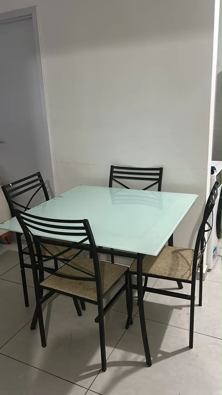 MESA COM 4 CADEIRAS 