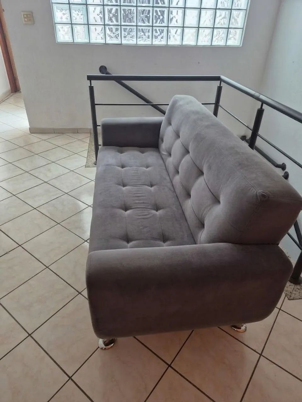 Sofá 3 lugares cinza  - Foto 2