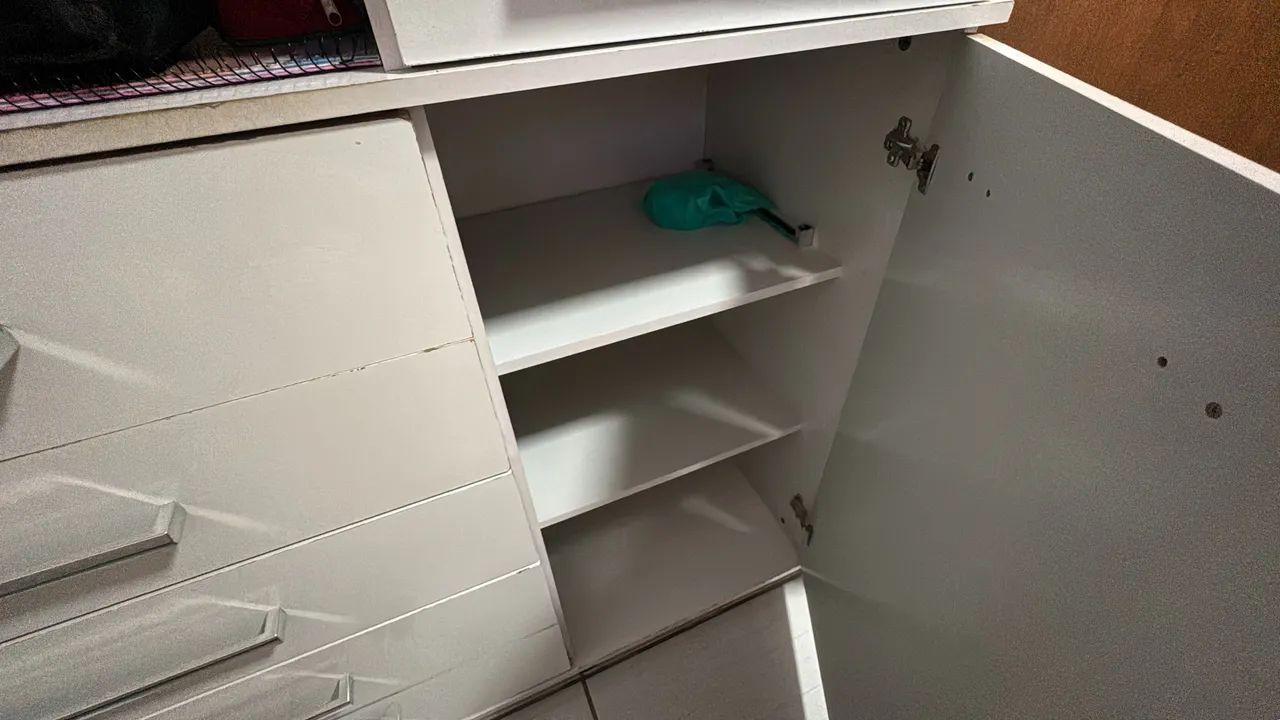 Vendo cômoda 7 gavetas e duas portas. - Foto 3