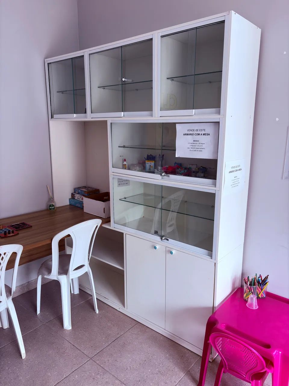 Estante Com Diplay de Vidro e Mesa