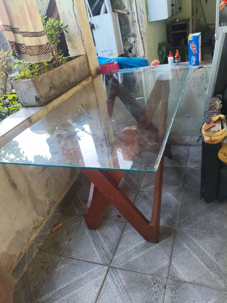 Vende-se mesa de jantar sem as cadeiras vidro temperado ... - Foto 3