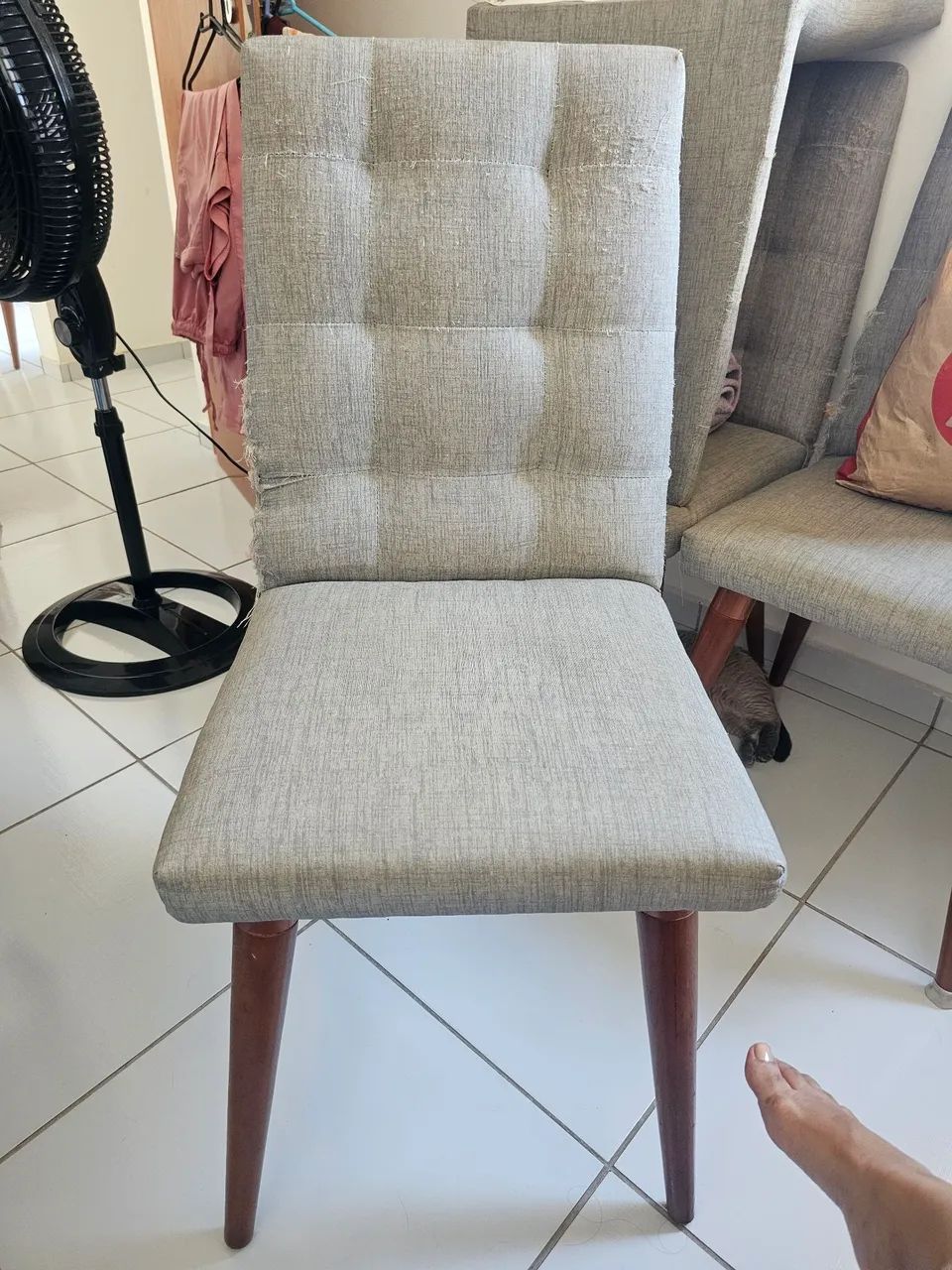 Conjunto de cadeiras usadas, com algumas avarias