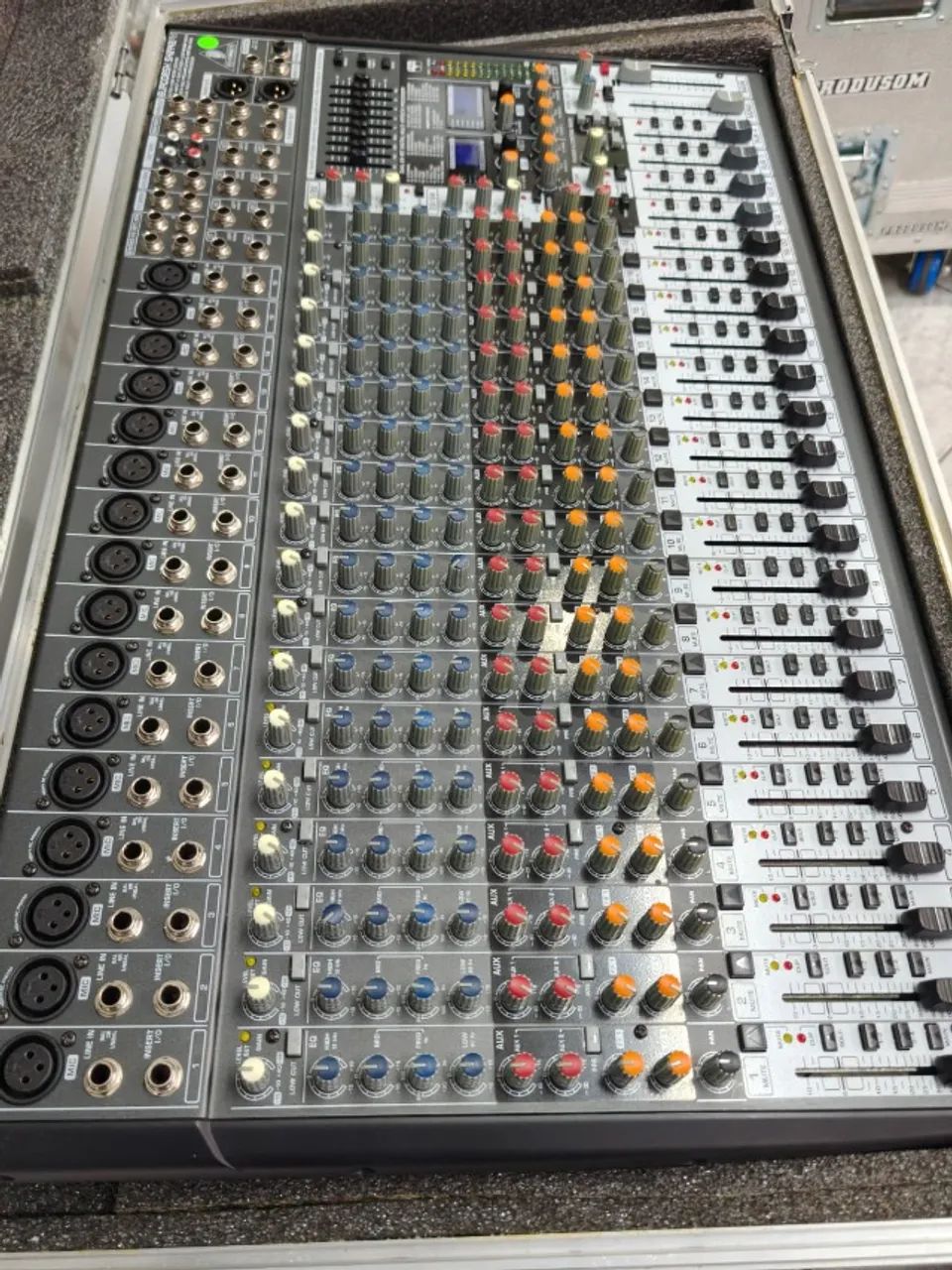 Mesa Behringer SX2442 FX com case  - Foto 3