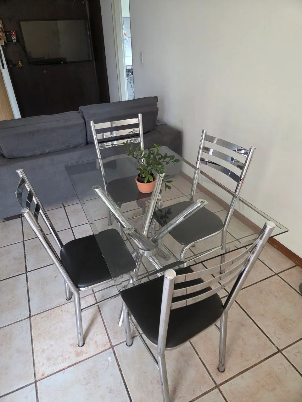 Mesa de vidro com 4 cadeiras 
