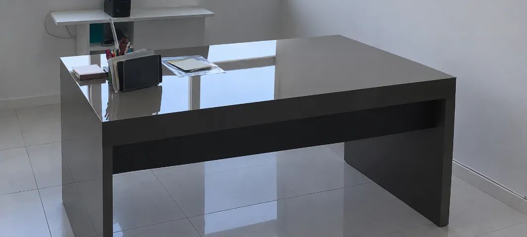 Mesa de reunião cinza com dois gavetões da marca Evivva