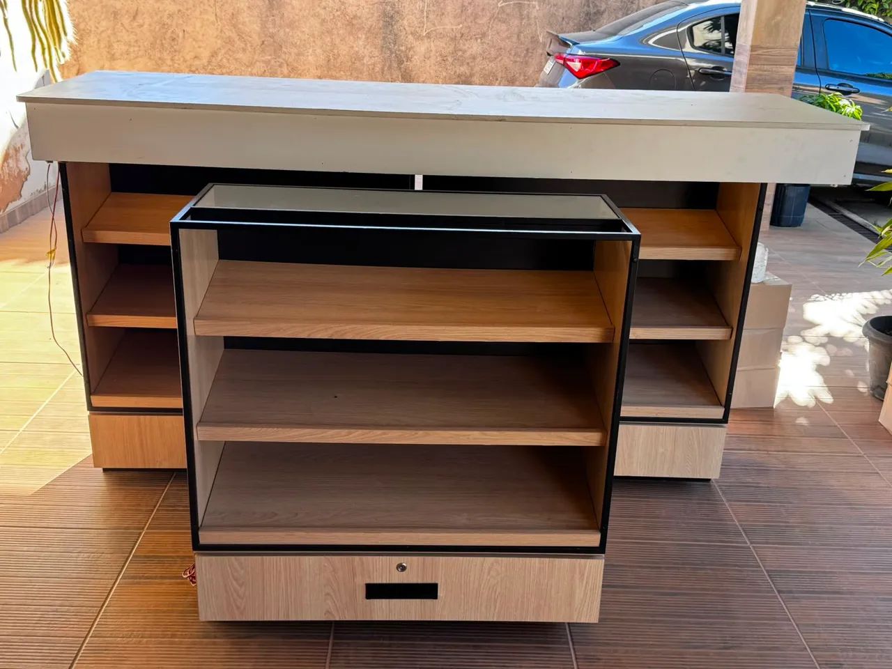 Mesa expositora de 2,25 x 70, e prateleiras - Foto 4