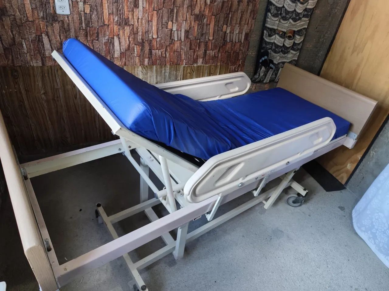 Vende-se cama hospitalar com colchão  - Foto 2