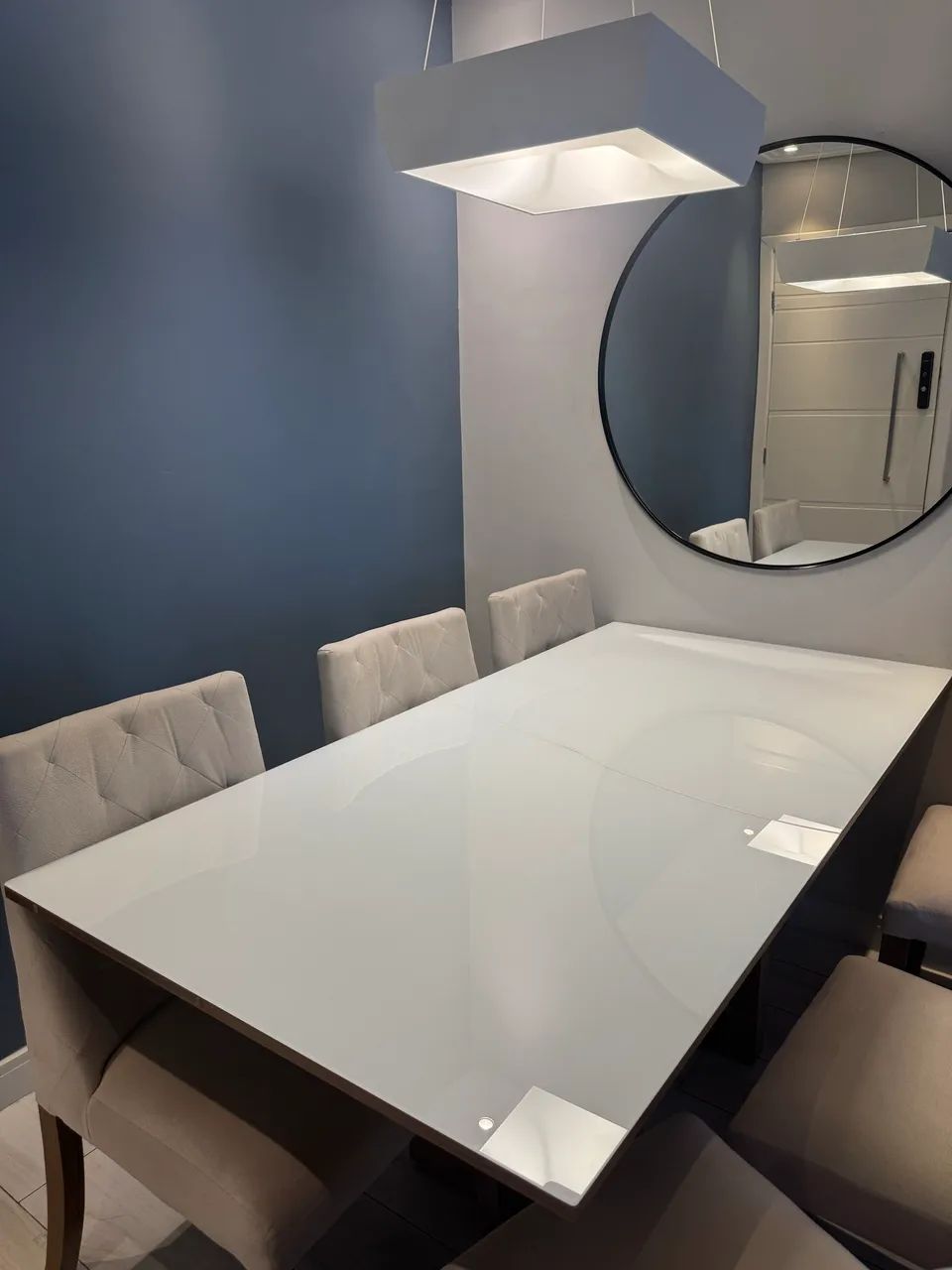 Conjunto de mesa com 6 cadeiras ( tampo de vidro trincado)