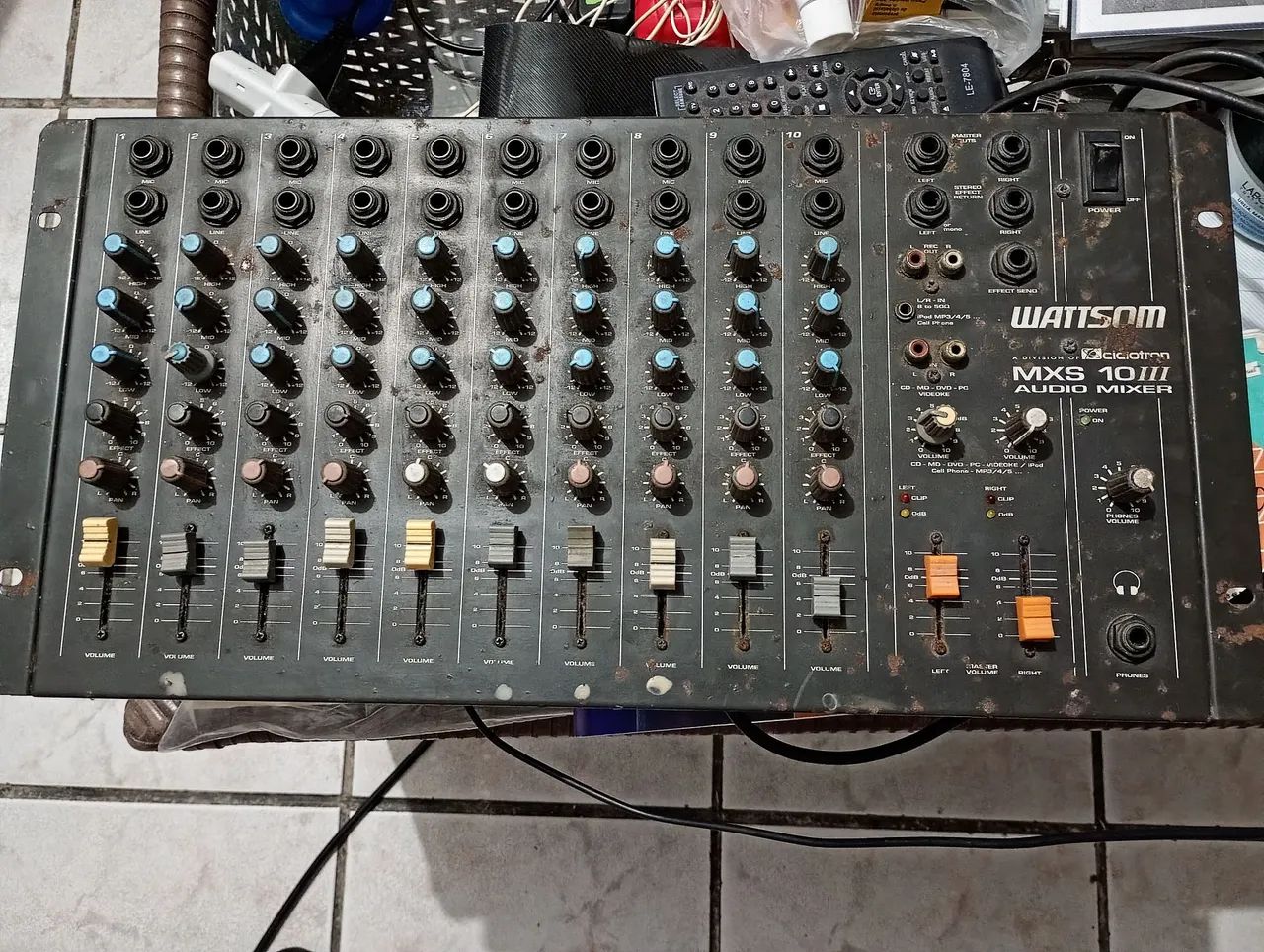 Vendo mesa de som, de 10 canais vattsom, troco por guitarra também  - Foto 2