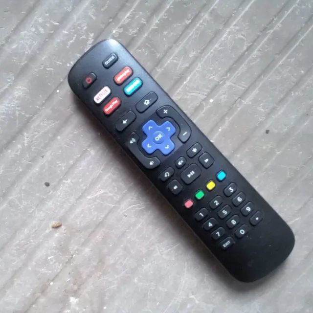 vendo 01 televisao 32 polegadas AOC com controle das moderna e pegar internet - Foto 5