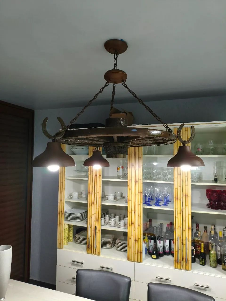 Lustre rústico roda de carroça
