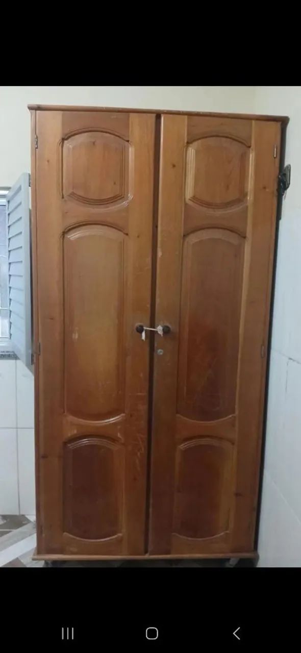Vende-se guarda roupa de madeira.